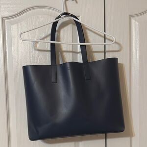 Sophisticated Navy Blue Tote Bag with Structured Design and Sturdy Handles